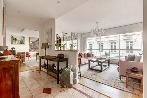 On Rue de la Pompe, Barnes is presenting this superb apartment on the 3rd floor of a semi-recent building with lift. Featuring an entrance, a living room with dining room opening onto a wide balcony, an equipped separate kitchen, and three bedrooms i...