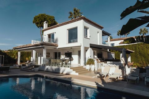 Luxusvilla zum Verkauf in der prestigeträchtigen Gegend von Nueva Andalucia. Dieses stilvolle und moderne Haus bietet die perfekte Kombination aus Komfort, Eleganz und Funktionalität. Die Villa verfügt über vier geräumige Schlafzimmer und vier exquis...