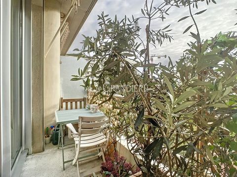 Paris 16 - Docteur Blanche - 3rd floor - 3 rooms - 1 bedroom - 87 m2 - In a green condominium, very nice apartment which consists of an entrance, a large double living room, a dining kitchen, a large bedroom, a large dressing room, many cupboards, a ...