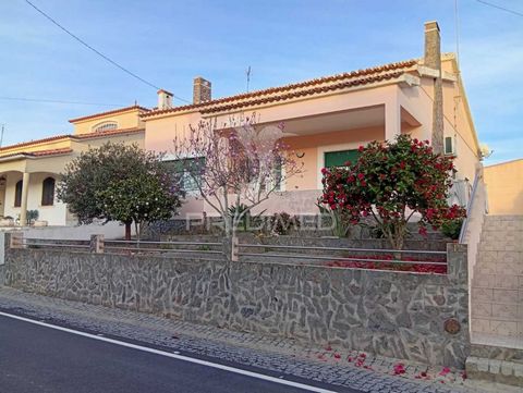 Huis gelegen in het dorp Alagoa, op tien minuten van de hoofdstad van het district, Portalegre. Deze woning heeft een goede ligging op een zeer rustige locatie. Alle kamers hebben veel zonlicht. Het bestaat uit 3 slaapkamers, twee badkamers en een ke...