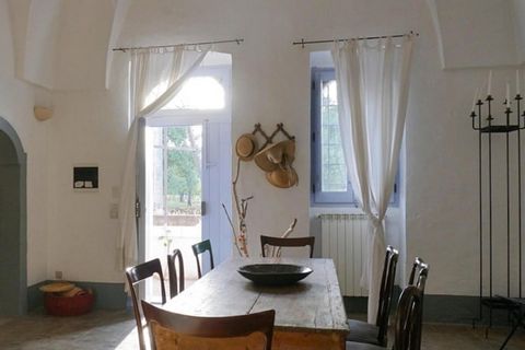 Goditi vacanze rilassanti in una Masseria autentica e restaurata con cura. Questa affascinante casa di campagna vi aspetta alla periferia di Ostuni ed è circondata da un bellissimo giardino. Con la piccola cucina puoi prenderti cura di te senza pensi...