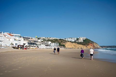 Die gemütliche Ferienwohnung mit kleiner Terrasse liegt innerhalb einer Wohnanlage oberhalb von Salema. Dank der Hanglage haben Sie einen herrlichen Blick über die Dächer des Ortes auf die Bucht von Salema. Der Gemeinschaftspool der Wohnanlage liegt ...