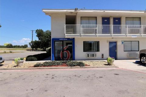 Das Motel 6-Abilene, TX bietet Unterkünfte in Abilene. Das 2-Sterne-Hotel verfügt über eine Terrasse und klimatisierte Zimmer mit kostenfreiem WLAN und jeweils einem eigenen Bad. Die Snackbar lädt zum Verweilen bei einem Getränk ein. Die Hotelzimmer ...