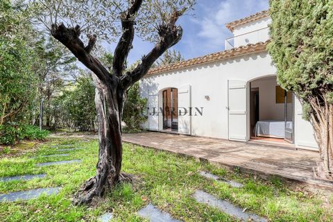 The Dujardin real estate Saint-Tropez firm invites you to discover this villa located in a private domain in Gassin, only 10 minutes by car from Saint-Tropez. With a living area of 165m2, this property consists of: A large bright living room perfect ...