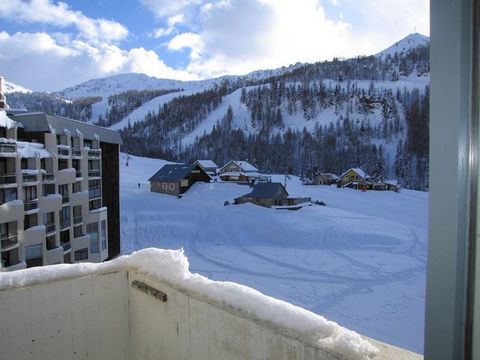 The Residence Le Vermeil is situated on the Snow Front building, at the foot of the slopes, just near the shopping hall, and of the main resort activities of Isola 2000. Surface area : about 29 m². 8th floor. Orientation : South. Living room with 2 b...