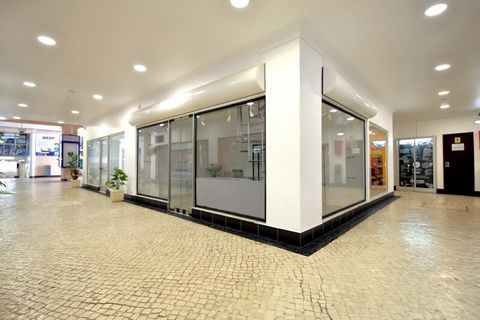 Located in Caldas da Rainha. Store on the ground floor with warehouse on the 1st floor, intended for commerce and services; Includes wall display, intended for advertising; Located in a commercial area; Caldas da Rainha; With income of €200; Excellen...