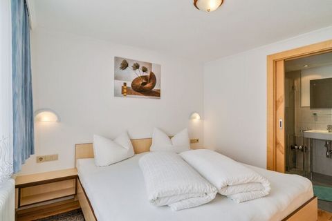 Este moderno apartamento está situado en Kappl. Ideal para una familia, tiene capacidad para 4 huéspedes y dispone de 2 dormitorios. Situado cerca de la zona de esquí de Kappl im Paznauntal, el apartamento es un lugar perfecto para los amantes del es...