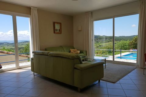 Situato a Félines-Minervois in Linguadoca-Roussillon, questa splendida villa dispone di 4 camere da letto per 10 ospiti ed è adatta per famiglie. Gli ospiti possono usufruire della piscina e della connessione WiFi gratuita in questa struttura per bam...