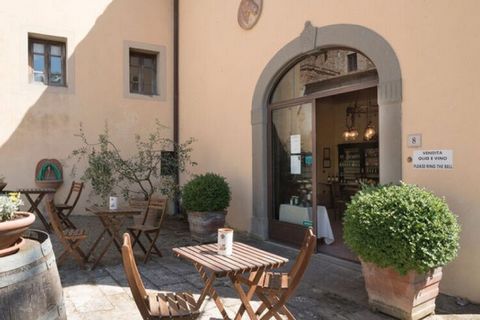 Dieses freistehende Haus befindet sich im historischen Weiler Castello di Montozzi in der ländlichen Landschaft der Toskana. Das Haus wurde kürzlich komplett restauriert und der Eigentümer hat den alten Zustand des Hauses sorgfältig restauriert: Von ...