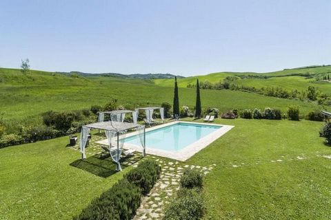 This beautiful villa in Val D'Orcia consists of 4 apartments and a spacious common living room with fireplace and kitchen of 70 square meters. The furnishings are cozy and typically Tuscan made with hanging tiles and wooden beams on the ceiling. Outs...