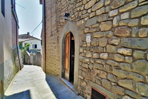 The accommodation is located in the ancient village of Castelvecchio, located in a panoramic area between greenery and olive groves. You can relax with family or friends. The flat is located a few kilometres from Sorana, famous for its Risotto rice. ...
