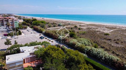 Lucas Fox presenta esta casa en primera línea del mar Mediterráneo, en la playa del Canet. Se trata de una vivienda a actualizar, con un gran potencial de mejora y grandes posibilidades en un emplazamiento privilegiado. La propiedad tiene 59 metros d...