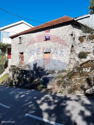Stone ruin with land of 870m2, with a privileged view over the island of Ermal. This property is a few minutes from the village of Vieira Do Minho (schools, cafes, hospital, hypermarkets, etc.). The ideal place for your well-deserved rest. Book your ...
