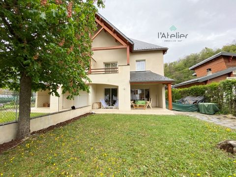 Soyez les premiers à découvrir cette superbe maison mitoyenne construite en 2009, située à proximité immédiate du centre du village de Saint-Lary Soulan, dans un quartier résidentiel alliant le calme à la vue pour votre plus grand bonheur. Vous appré...