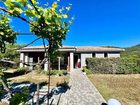 Between the sea and the maquis, this superb villa will surprise you with its volumes and its original decoration, in addition to a remarkable view of the mountains and the sea. Very well appointed, the villa is functional and pleasant to live in. Ver...