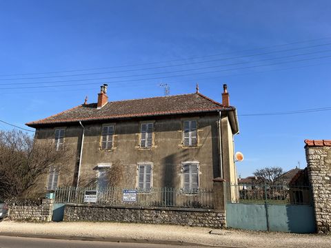 Chagny, close to shops, house divided into 2 apartments. On the ground floor a T3 apartment and on the 1st floor a T3 apartment partially renovated. Outbuildings, cellar, all on a beautiful enclosed plot of about 1900 m2, with the possibility of sepa...
