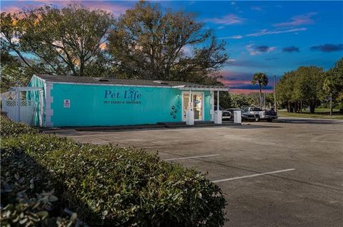 HIGH TRAFFIC AND HIGH VISIBILITY, COMMERCIAL ZONING WITH A 1260SF CONCRETE BUILDING, IDEAL FOR A DOCTOR/DENTIST PRACTICE AS WELL AS A LAW OFFICE OR RETAIL