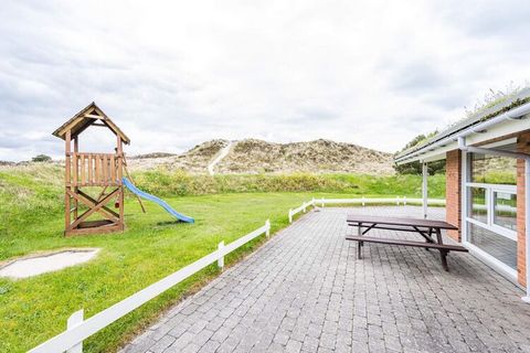 Sur un joli terrain isolé entouré d'une petite dune et avec une vue sur des dunes encore plus grandes, voici un très beau chalet. Partout le chalet apparaît lumineux et convivial. La cuisine et le salon sont en communication ouverte l'un avec l'autre...