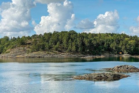 Bienvenido a uno de los lugares más bellos de Sørlandet, Narestø, entre Arendal y Tvedestrand, cerca del idílico Kilsund. El apartamento de vacaciones está decorado con buen gusto en colores brillantes y agradables y tiene lo necesario para unas buen...