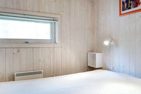 Dans un environnement récréatif entre arbres et faune riche, ce chalet avec bain à remous et sauna forme le cadre de vacances reposantes. La maison dispose de 2 salles de bains, la grande salle de bains contient le bain à remous et le sauna de la mai...