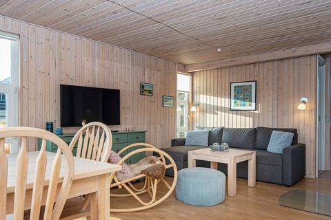 Cabaña pequeña y bien equipada modernizada en 2005. Desde la sala de estar y la terraza hay una vista del Little Belt. La casa es perfecta para la pequeña familia que quiere unas vacaciones tranquilas en la tranquila zona de vacaciones de Hejlsminde....