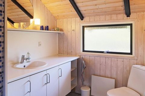 Ferienhaus mit Sauna im Bad und attraktiver Lage in Gedesby, nur ca. 150 m von der Küste mit kinderfreundlichem Sandstrand entfernt. Im Hauf offener, gut ausgestatteter Küchenbereich mit u.a. Geschirrspüler und Mikrowelle. Im Wohnzimmer gibt es einen...