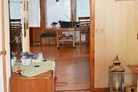 Bienvenido a un alojamiento confortable para quienes buscan paz y tranquilidad en la hermosa naturaleza de Norrland, cerca del mar. La casa tiene dos niveles y fue construida en 1984, con una parcela de playa en un promontorio. Tienes unos 15 metros ...