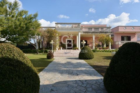 PUGLIA-LECCE-CALIMERA In Calimera, op slechts 15 km van de barokke stad Lecce en de Adriatische kust, bieden wij een prachtige prestigieuze villa te koop aan met afwerkingen van grote persoonlijkheid op twee niveaus, een bijgebouw voor gasten op de e...