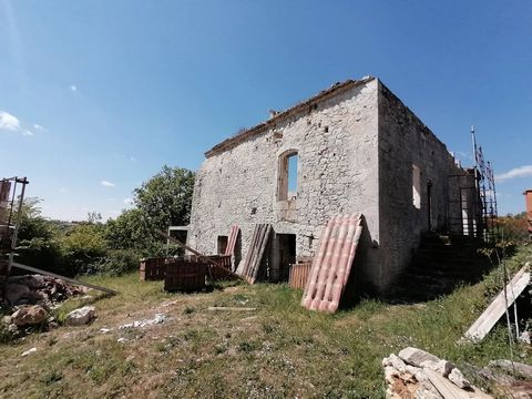 This property on a plateau overlooking the valley offers an exceptional site in a quiet location 5 mins from all amenities. The house is under construction, with its terrace suspended in the valley, it could become an extraordinary project, with the ...