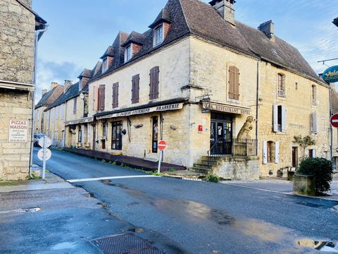 Located in the center of a popular tourist area in the Bastide town of Domme opposite the Place de la halle. The current owners of 43 years are now selling due to retirement with a vacant possession. This once thriving hotel and restaurant was previo...