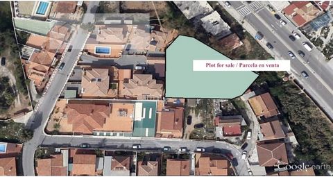 Grundstück mit Projekt und Baugenehmigung für 5 Villen in Málaga, Puerto de la Torre. Das Grundstück ist 1.171 m2 groß und liegt in einer ruhigen und gut erschlossenen Gegend. In Gehweite zu Supermärkten, Schulen und der Universität (direkte Allee zu...