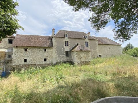 For investor, rental for cures. Old manor house of 235 m2 on 3 levels, close to the river and the city center. Tufa walls and new roof. Plan a complete renovation (without heating). Barn of 67 m2 with attic in good condition. Land of 871 m2 with its ...