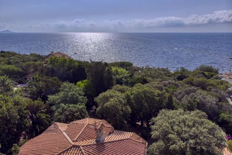 On the outskirts of the Gulf of Saint-Tropez, this property from the early 20th century occupies a vast landscaped plot of 5,696 m2, situated right by the sea with private access to the beach. The house, spanning approximately 170 m2, consists of a n...