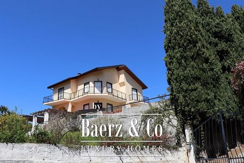 In Bussana, close to San Remo, we have this beautiful villa for sale 200 m² with a bit of sea view from the first floor. The well-maintained villa is separated in two apartments with both an independent entrance and has a large swimming pool. At the ...