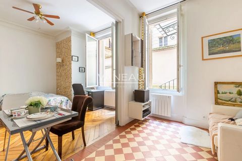 A charming and very quiet ground floor flat, with a view on a very quiet yard. It boasts a living room with a kitchenette, a bedroom and a bathroom. It is located next to all the amenities of rue Monge and the Jardin de Plant. Features: - Intercom