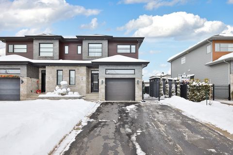Welcome to Candiac, in a quiet, safe neighborhood! This gem offers 2 bedrooms on the upper floor, including the master bedroom with two walk-ins. The basement boasts an additional bedroom. The superb bathroom adds a touch of luxury. The open-plan liv...