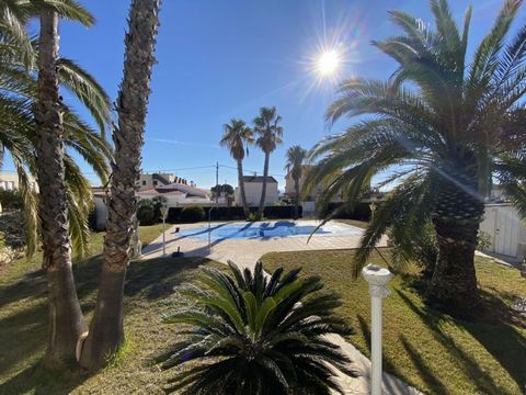 Almost UNIQUE for the surface area of your plot, our real estate agency Grupo Elimari offers you for sale this villa in Alcanar beach, Costa Dorada, Tarragona. Located 300 meters from the beach and 2km from the services of the Pita River. It has 3 pl...