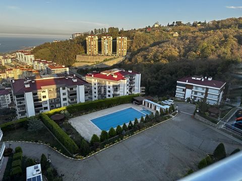 3-Kamer Appartement op de Bovenste Verdieping van het N Tepe Evleri Project in Beşirli Het chique appartement ligt in de wijk Beşirli in Ortahisar, Trabzon. Beşirli is een populaire buurt met een sociale sfeer, uitzicht op zee en gemakkelijke toegang...