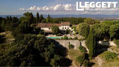 A26146JBO11 - Nestled in the hills just beyond Carcassonne, this meticulously restored 18th-century manor, boasting 800 sqm of living and entertainment space, occupies an idyllic position atop a hill within an expansive private estate. The property o...