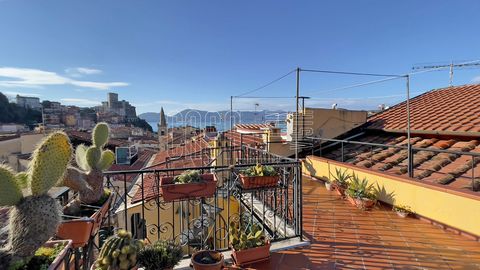 Located in the historic center, a few steps from the seafront and Lerici Castle, this apartment is located in the main pedestrian street and has a large terrace overlooking the sea and Lerici Castle. The apartment, located on the fourth and fifth flo...