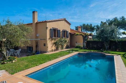 Villa located at Begur in a really quiet residential area. The villa is built in 2 storeys: at the lower storey there is a garage for 2 cars, 1 double bedroom, 2 single bedrooms, kitchen, living-dining room with fire place and exit to the garden. At ...