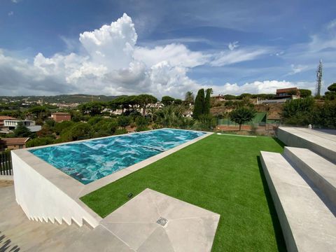 Fantastic house located in one of the best areas of Caldes d'Estrac, with unbeatable views to the sea and the mountains. Very close to Barcelona, just 30 minutes away. This property is surrounded by nature, very close to services such as schools, mar...