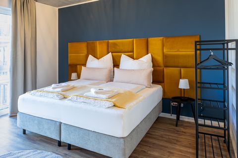 Enjoy Cologne-Ehrenfeld at the highest level in our cinema suite. Welcome to this luxurious 118 m² maisonette apartment that offers everything you need for a great stay in Cologne: → BOX SPRING BED (king size) → free parking space → Various highlight...