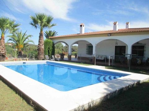 For sale direct from the owners! This charming, detached villa is located on the edge of the small village of Arroyo de la Plata. The area is quiet and unspoilt but actually has a number of local amenities including four bar/restaurants with one of t...