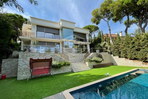 An elegant new house for sale in one of the urbanizations of the city of Calogne. Magnificent views of the blue sea of Costa Brava with its rocky coves and green pines make this property on the coast of Catalonia unique. The house is located 1 km fro...