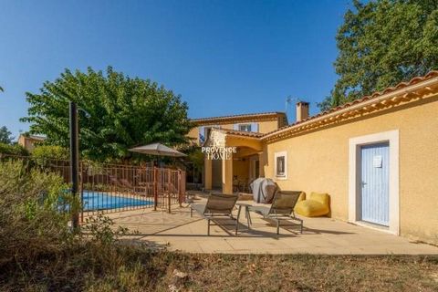 Provence Home, the Luberon real estate agency, is offering for sale, a house of approximately 220 sqm of living space and a 2-car garage, built in 1998, in the heart of the ochre village of Roussillon. It stands on two levels and provides a comfortab...