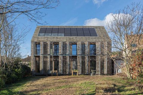 CO-EXCLUSIVITE ? Construite en 2009 par l'agence Karawitz, cette maison contemporaine est une réalisation bioclimatique à énergie positive, dont la haute qualité environnementale a été reconnue par la visite de la ministre du logement en 2013 et salu...