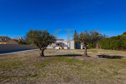 L'ISLE-SUR-LA-SORGUE REGION - EXCLUSIVE Immersive 3D visit available on our website. Come and discover this recent 165m² single-storey villa for sale, built in 2012 and close to all amenities. It is functional, spacious and pleasant to live in. You'l...