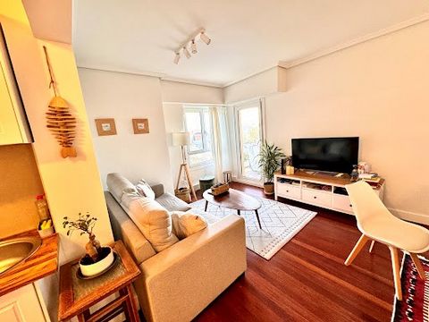 FOR SALE beautiful 51 m2 2-room apartment 2 minutes' walk from the beach, in the town of Zarautz, on the Basque coast and 15 minutes from the chic seaside resort of San Sebastian. Its location makes it an ideal vacation destination. The town boasts t...