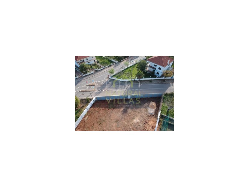 Terreno Urbano en Benafim para la Construcción de 3 Casas Adosadas. ¡Oportunidad de Inversión con Proyecto Aprobado! Este terreno urbano, ubicado en el pintoresco pueblo de Benafim, Loulé, presenta una superficie total de 1,200 m2, con un área máxima...